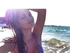 De biquíni, filha de Kelly Key faz selfie à beira-mar