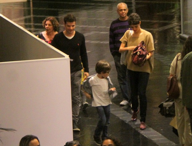 Sophie Charlotte e Daniel Oliveira passeiam em família pelo shopping (Foto: Daniel Delmiro / AgNews)