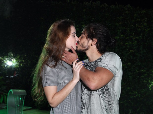 Rayanne Morais e Douglas Sampaio se beijam em festa na Zona Oeste do Rio (Foto: Anderson Borde/ Ag. News)
