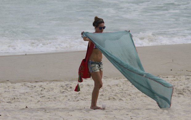 Giovanna Ewbank na praia da Barra (Foto: Dilson Silva / AgNews)