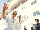 Roberto Carlos chega para apresentar seu oitavo cruzeiro, 'Emoções em alto-mar'
