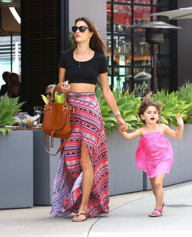 Alessandra Ambrósio passeia com a filha, Anja, por Los Angeles (Foto: X17)
