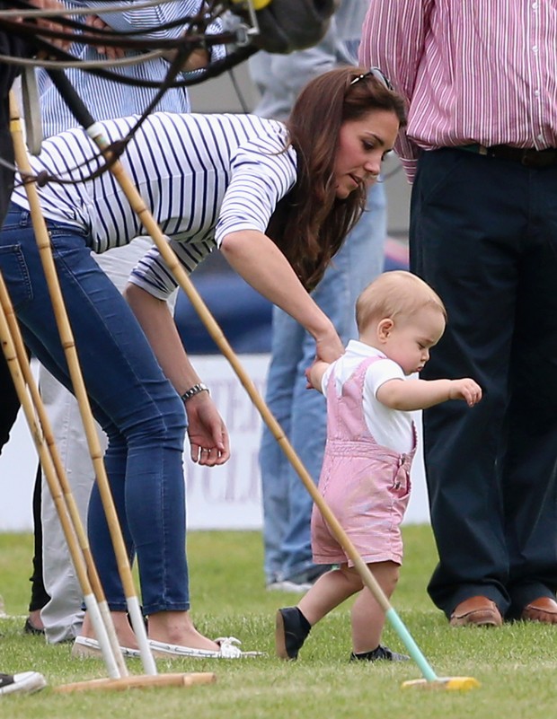 Kate Middleton e o príncipe George em jogo de polo na Inglaterra (Foto: Getty Images)