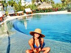 Lea Michele posa de biquíni e chapelão em piscina