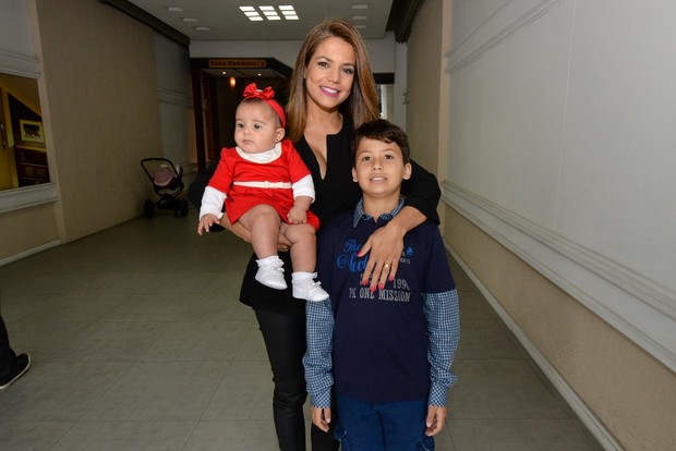 Nívea Stelmann com os filhos (Foto: Leo Marinho / AgNews)