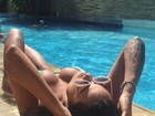 Ex-BBB Monique Amin posa à beira da piscina: 'Melanina, ativar'