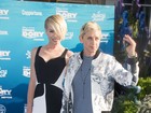 Ellen DeGeneres vai com a mulher à première de ‘Procurando Dory’