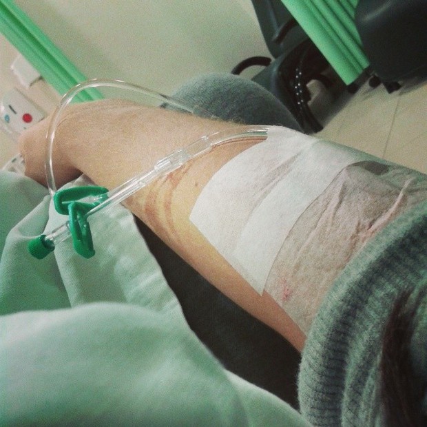 Petra Mattar posta foto recebendo medicamento na veia (Foto: Instagram/ Divulgação SBT)