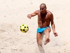 Eri Johnson joga futevôlei em praia no Rio de Janeiro