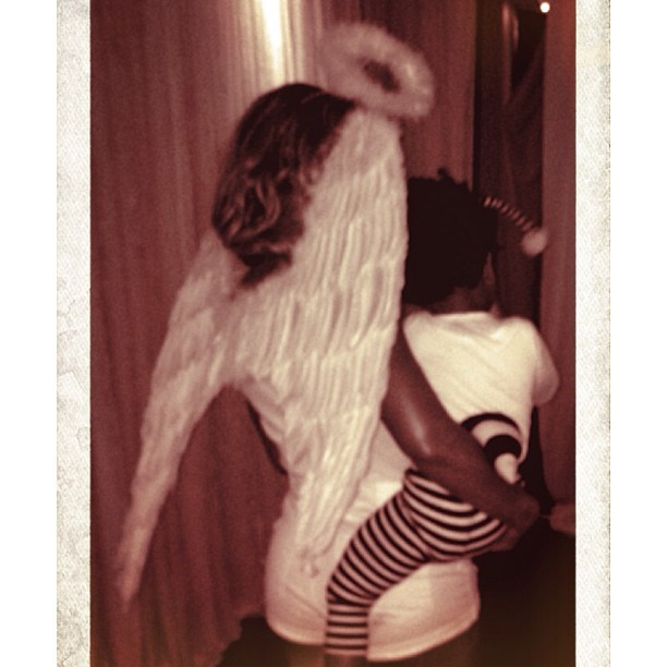 Beyoncé vestida de anjo com a filha (Foto: Instagram/ Reprodução)