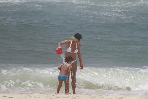 Juliana Knust em praia do Rio (Foto: Dilson Silva/AgNews)