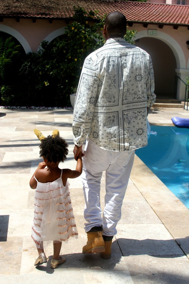 Jay-Z com a filha, Blue Ivy (Foto: Reprodução/iam.beyonce.com)