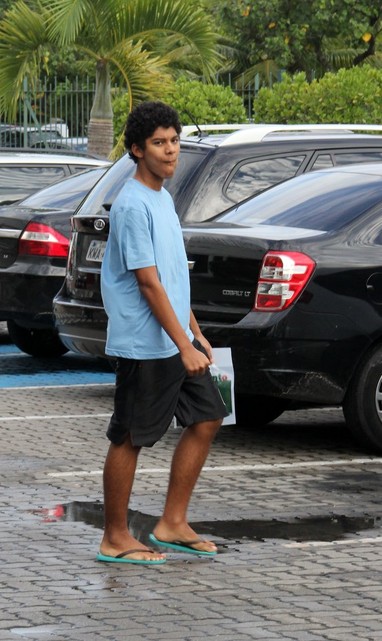 Filho de Antônia Fontenelle em shopping do Rio (Foto: Marcus Pavão / AgNews)