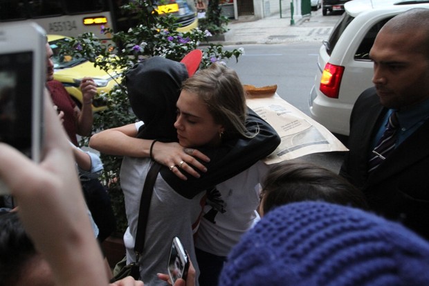 Cara Delevingne abraça um fã (Foto: Henrique Oliveira/Fotorio News)