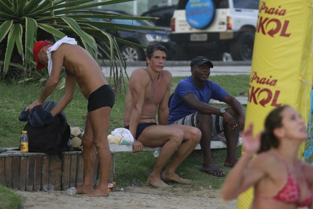 Márcio Garcia na praia da Barra da Tijuca (Foto: Dilson Silva / AgNews)
