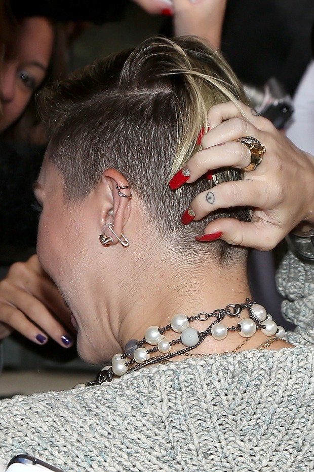 Miley Cyrus após participar de um programa de rádio em Paris, na França (Foto: Marc Piasecki/ Getty Images)