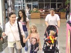 Gabriela Duarte toma sorvete com os filhos em shopping