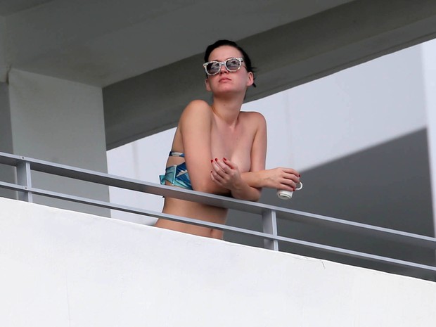 Katy Perry na varanda de hotel em Miami, nos Estados Unidos (Foto: Grosby Group/ Agência)