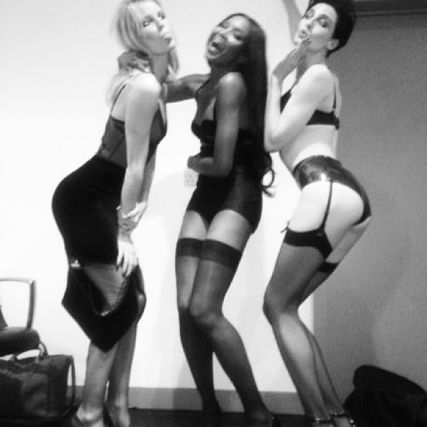 Naomi Campbell posa de lingerie com as amigas (Foto: Reprodução/Instagram)