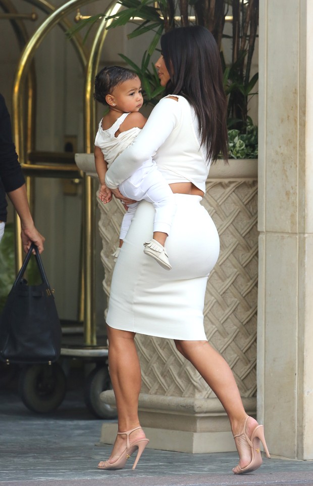 Kim Kardashian e a filha, North West, em Los Angeles, nos Estados Unidos (Foto: X17/ Agência)