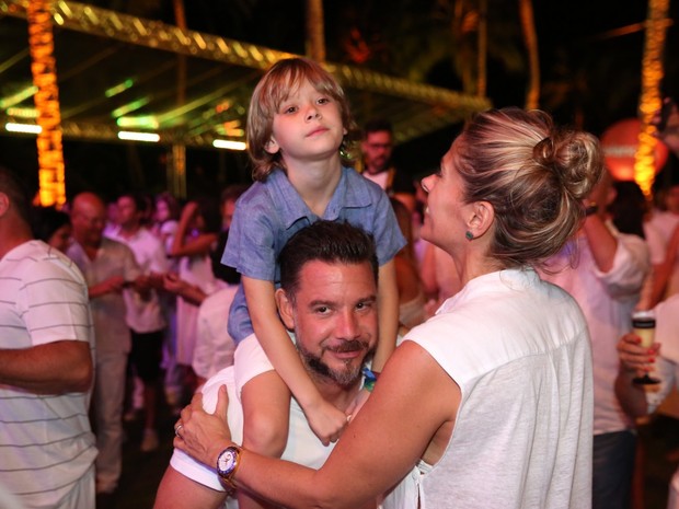 Adriane Galisteu e o marido, Alexandre Iódice, com o filho Vittorio, em show em Salvador, na Bahia (Foto: Denilson Santos/ Ag. News)