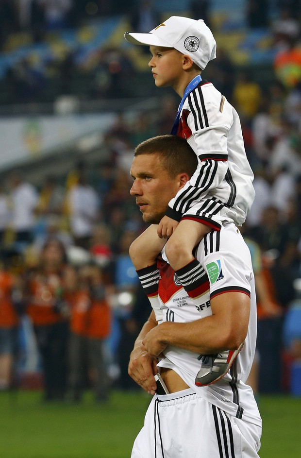 Podolski com o filho na final da Copa do Mundo (Foto: Agência Reuters)