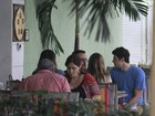 Reynaldo Gianecchini almoça com amigos em restaurante do Rio