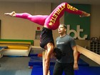 Gracyanne Barbosa aparece de ponta-cabeça em aula de ginástica olímpica