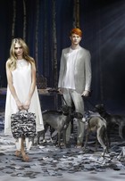 Cara Delevingne desfila na semana de moda de Londres