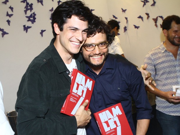 Mateus Solano e Wagner Moura no lançamento do livro &quot;Hamlet&quot; no Teatro Poeirinha (Foto: Raphael Mesquita / Foto Rio News)