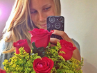 Jéssica Günter, namorada de Enzo Celulari, ganha buquê de flores