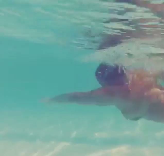 Preta Gil nadando (Foto: Instagram / Reprodução)