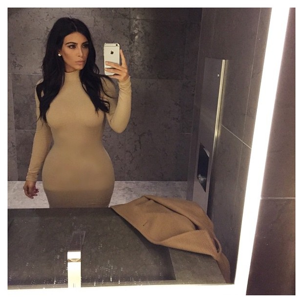 Kim Kardashian usa vestido justo (Foto: Instagram/ Reprodução)
