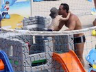 Domingão em família: Carlos Bonow se diverte com filho na praia