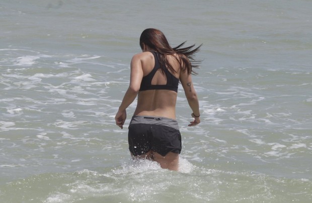 Anitta faz treino funcional na praia da Barra da Tijuca, RJ (Foto: Gabriel Rangel/AgNews)