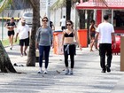 Adriana Esteves caminha com amiga na orla do Rio