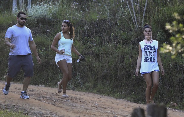 Isis Valverde e amigos passeiam pela sua cidade natal (Foto: Delson Silva / Agnews)