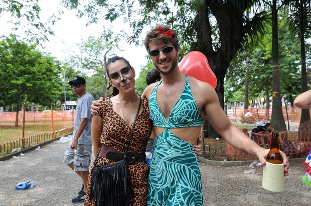 Miguel Thiré e a namorada em bloco no Rio (Foto: Bia Alves / AgNews)