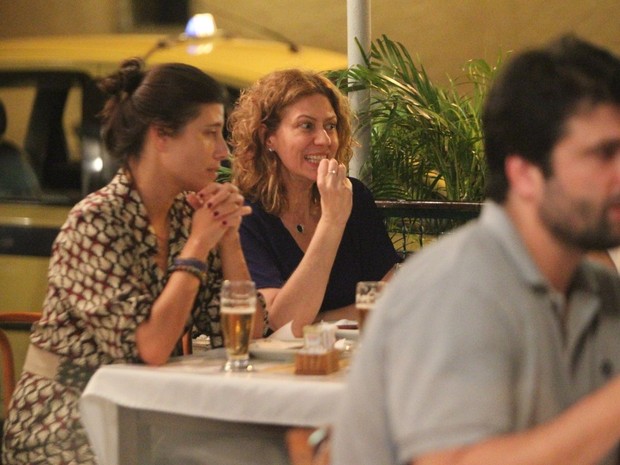 Patrícia Pillar com amigas em bar na Zona Sul do Rio (Foto: Delson Silva/ Ag. News)
