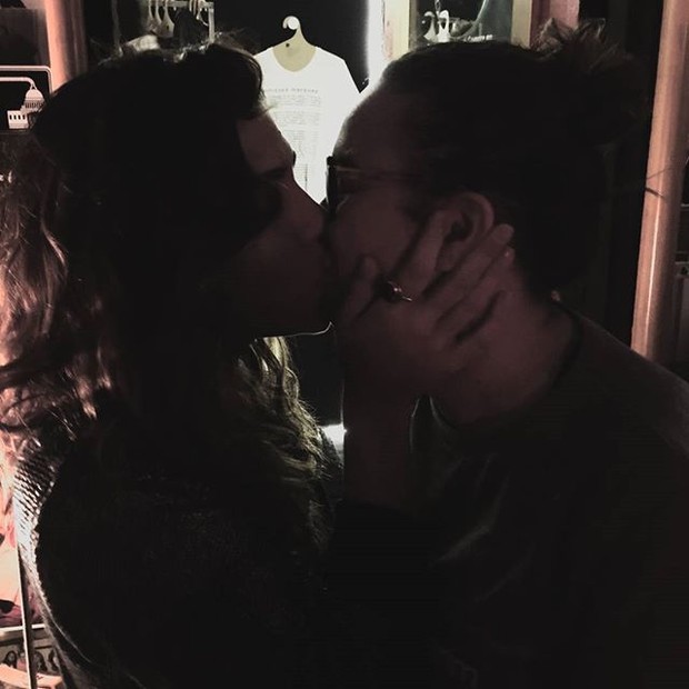 Foto: Preta Gil dá beijo no rosto de Lua Leça, namorada de Maria
