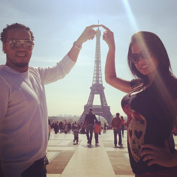 Gracyanne e Belo na Torre Eiffel (Foto: Instagram)