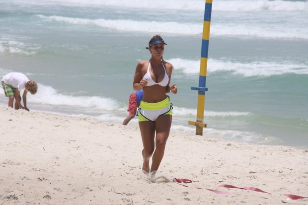 Carol Guarnieri na praia (Foto: Gabriel Rangel/ Ag. News)