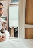 Adam Levine mostra as tatuagens em campanha para marca brasileira