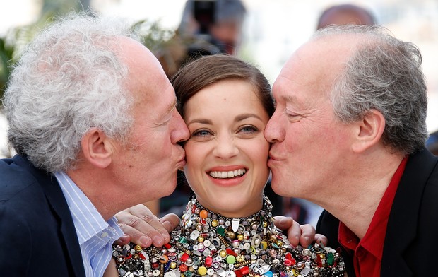 Luc Dardenne e Jean-Pierre Dardenne beijam Marion Cotillard  (Foto: AFP/ Agência)