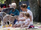 Beth Goffman tem dia de piquenique com filhas gêmas no parque