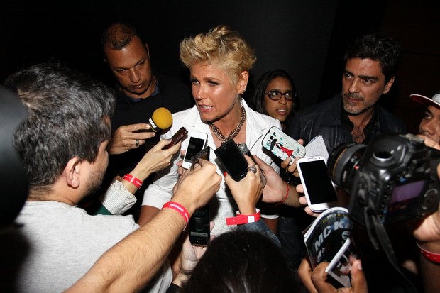 Xuxa durante entrevista nos bastidores do Criança Esperança e Junno ao lado (Foto: Gabriela Andrade e Thyago Andrade/Foto Rio News)