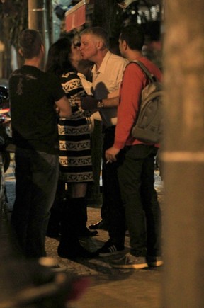 Paula Lavigne se despede de amigos com um beijo em restaurante na Zona Sul do Rio (Foto: Rodrigo dos Anjos/ Ag. News)