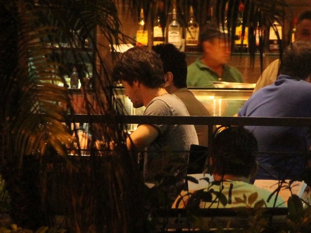 Guilherme Leicam em bar na Zona Sul do Rio (Foto: Rodrigo dos Anjos/ Ag. News)