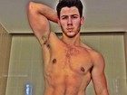 Nick Jonas exibe os músculos e comemora: 'Diabético em forma'