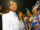 Diogo Nogueira acompanha a mulher antes de desfile em São Paulo